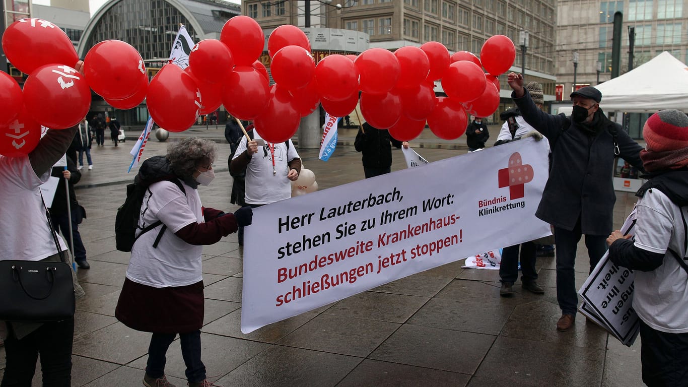 "Herr Lauterbach, stehen Sie zu Ihrem Wort": Protest des Bündnis Klinikrettung in Berlin im Januar 2022.