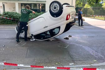 Das Cabrio liegt auf dem Dach: Bei dem Unfall im Frankfurter Westend wurden ein Kind tödlich und zwei weitere Personen schwer verletzt.