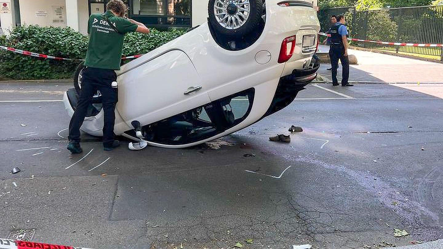 Das Cabrio liegt auf dem Dach: Bei dem Unfall im Frankfurter Westend wurden ein Kind tödlich und zwei weitere Personen schwer verletzt.