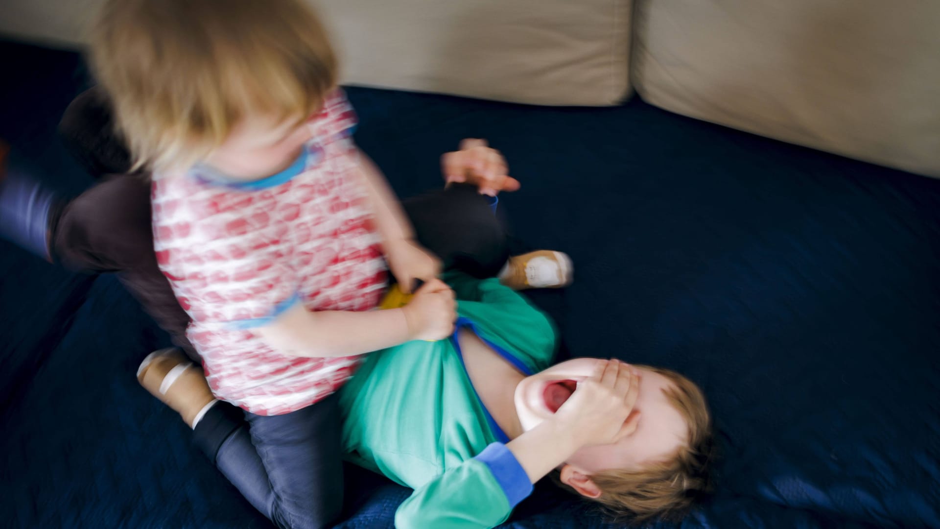 Zwei Kinder streiten sich (Archivbild): Der Kindernotdienst in der Hauptstadt spricht von "struktureller Überlastung".