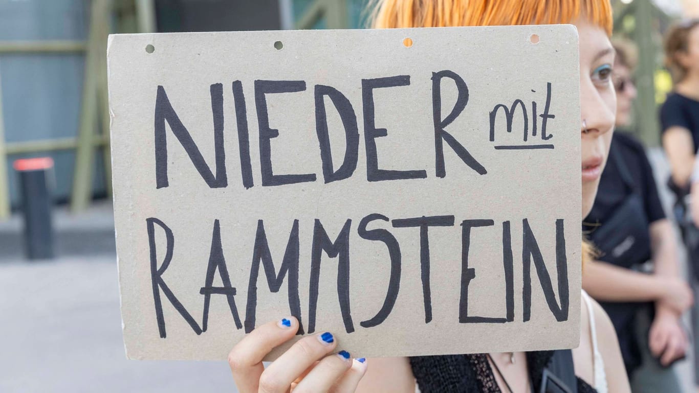 Demo in München: Auch ehemalige Fans wenden sich von Rammstein ab.