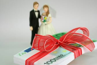 Geldgeschenke zur Hochzeit (Symbolbild): Je nachdem, wie nahe Sie dem Brautpaar stehen, werden unterschiedliche Summen geschenkt.
