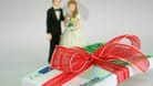 Geldgeschenke zur Hochzeit (Symbolbild): Je nachdem, wie nahe Sie dem Brautpaar stehen, werden unterschiedliche Summen geschenkt.