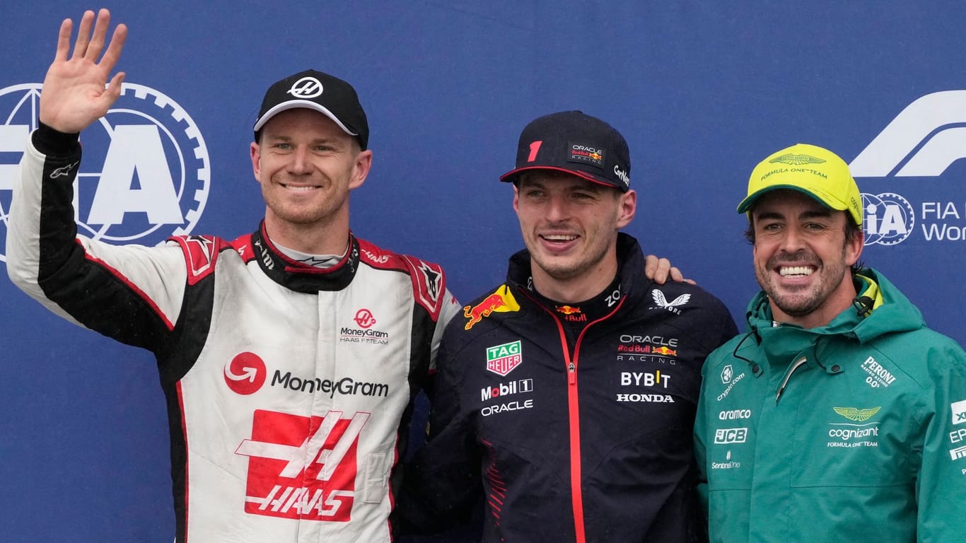 Strahlender Zweiter: Nico Hülkenberg nach der Quali mit Pole-Gewinner Verstappen und dem drittplatzierten Alonso (v. li.).