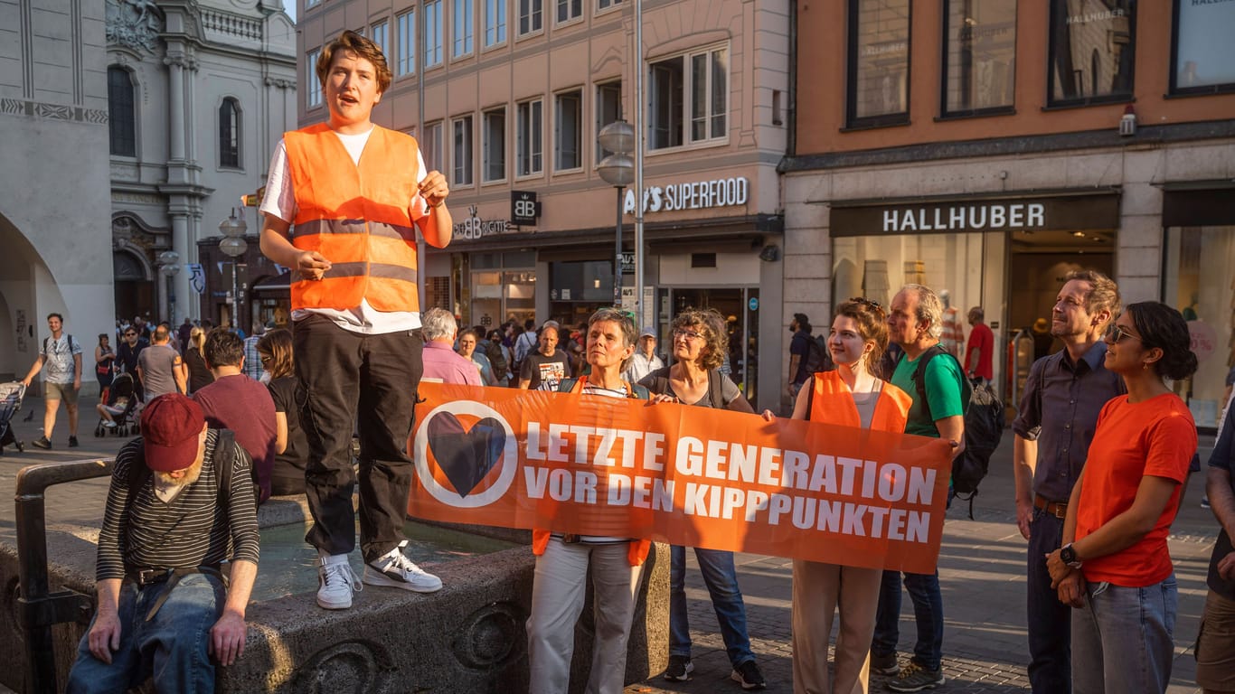Protestmarsch der Letzten Generation in München (Archivbild): Von der Generalstaatsanwaltschaft dort wird wegen des Anfangsverdachts als "kriminelle Vereinigung" ermittelt.