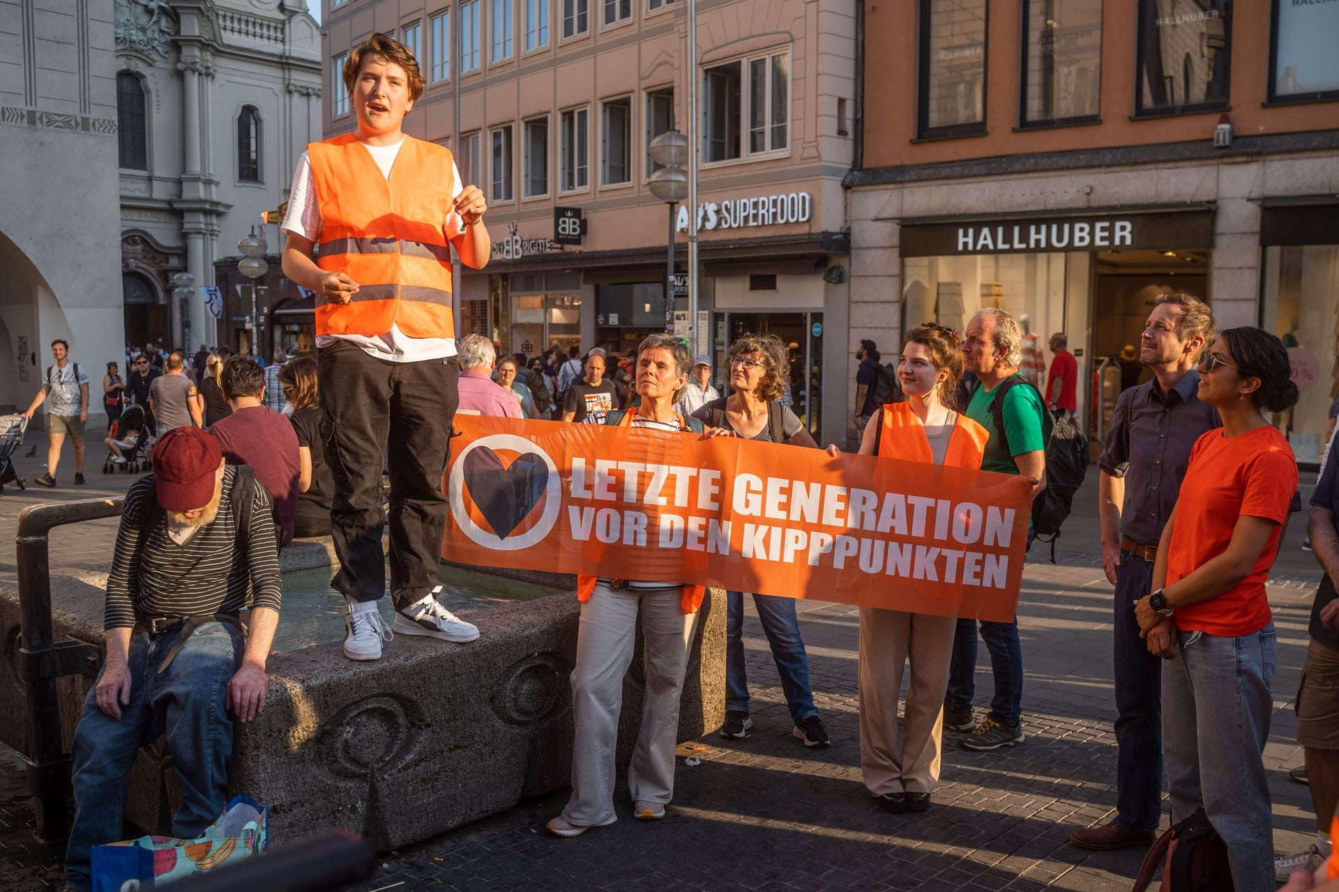 Protestmarsch der Letzten Generation in München (Archivbild): Von der Generalstaatsanwaltschaft dort wird wegen des Anfangsverdachts als "kriminelle Vereinigung" ermittelt.