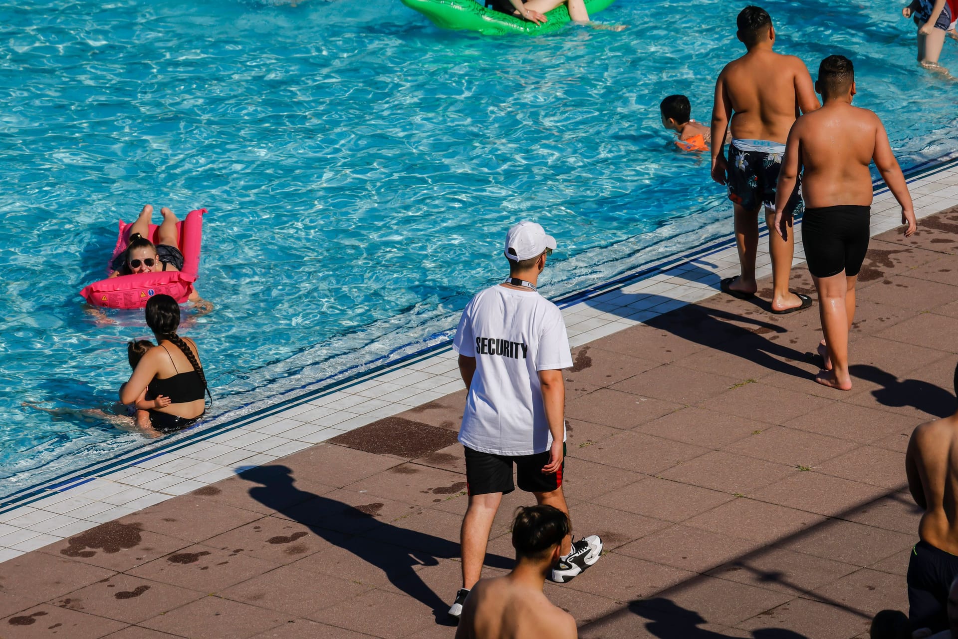 Ein Security-Mitarbeiter im Freibad (Archivbild): In Berlin hat es in einem Bad erneut eine Auseinandersetzung gegeben.