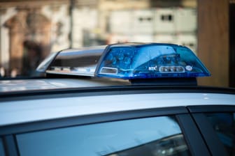 Blaulicht eines Polizeifahrzeugs (Symbolbild): Die Werbeaktion musste von der Polizei beendet werden.