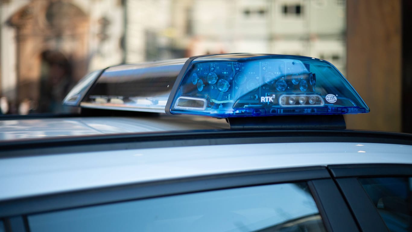 Blaulicht eines Polizeifahrzeugs (Symbolbild): Die Werbeaktion musste von der Polizei beendet werden.