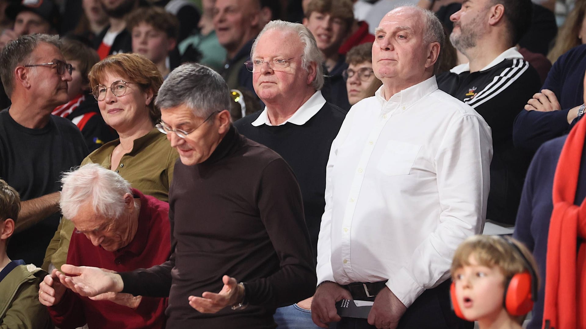 Uli Hoeneß (r.) und Herbert Hainer: Der Ehrenpräsident und der aktuelle Präsident des FC Bayern sind regelmäßig bei den Basketballern des FC Bayern zu Gast.