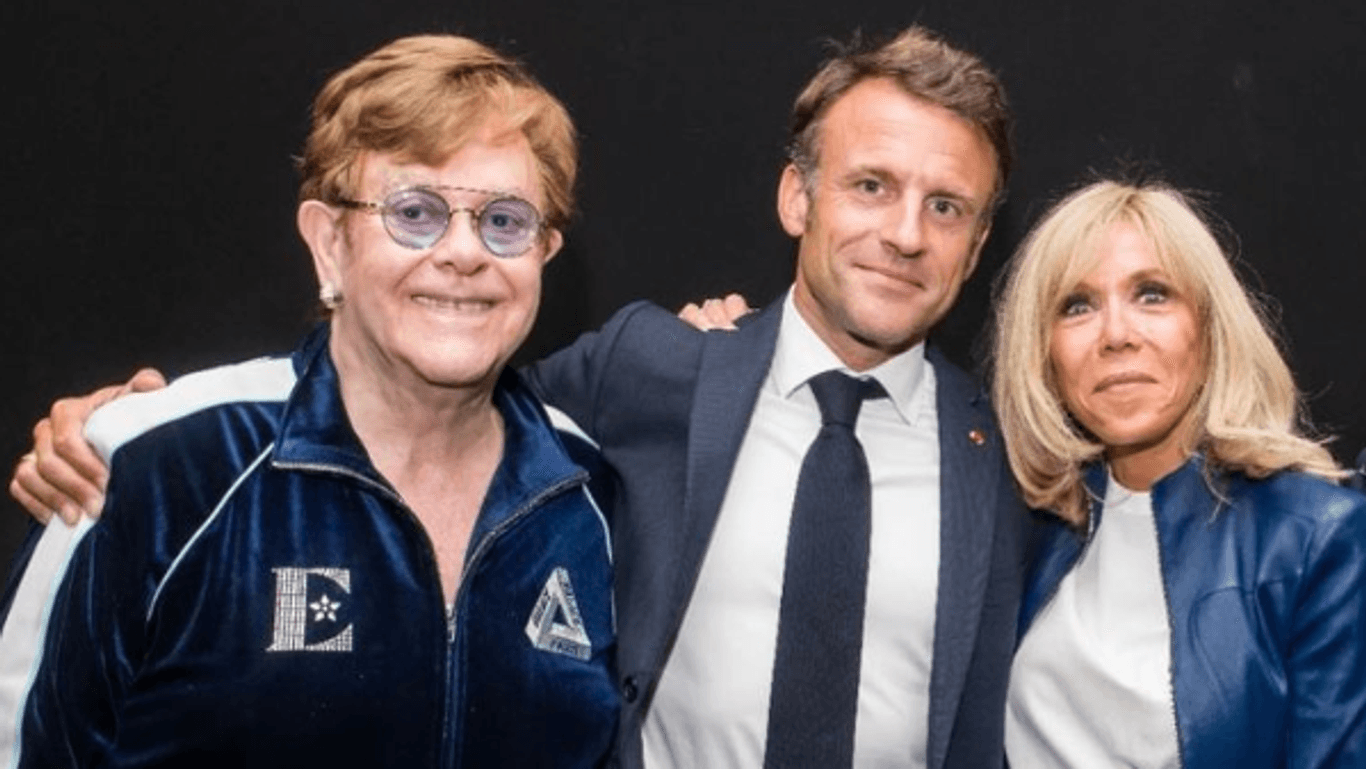 Elton John, Emmanuel Macron und seine Frau Brigitte: Der französische Präsident erntet scharfe Kritik.