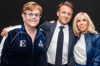 Elton John, Emmanuel Macron und seine Frau Brigitte: Der französische Präsident erntet scharfe Kritik.