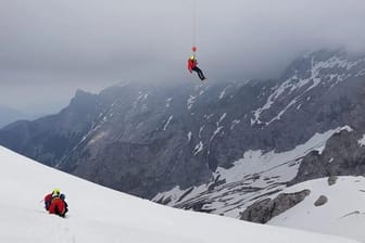 Die Bergwacht im Einsatz an der Zugspitze (Archivbild): Am Freitag starb ein Mensch, elf weitere Bergsteiger mussten in Sicherheit gebracht werden.