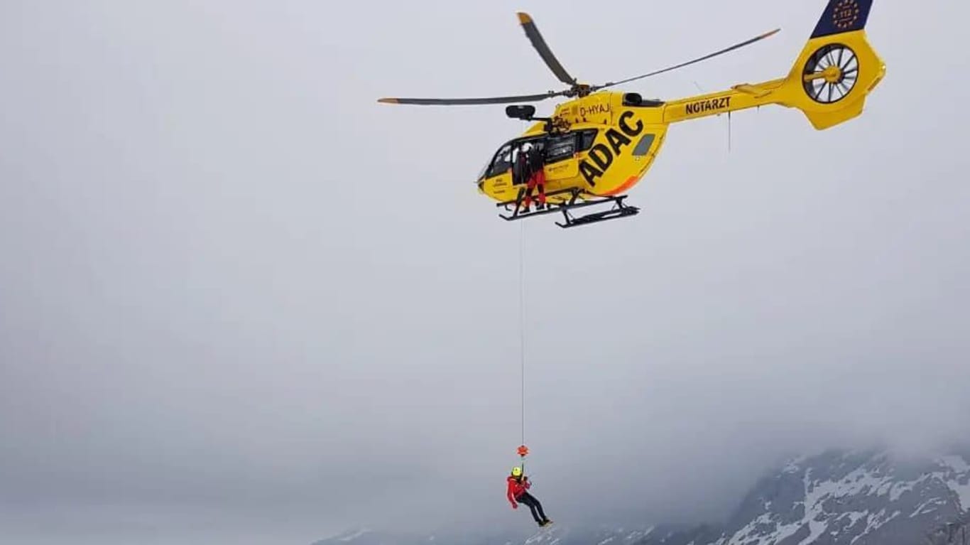 Die Bergwacht im Einsatz an der Zugspitze (Archivbild): Am Freitag starb ein Mensch, elf weitere Bergsteiger mussten in Sicherheit gebracht werden.
