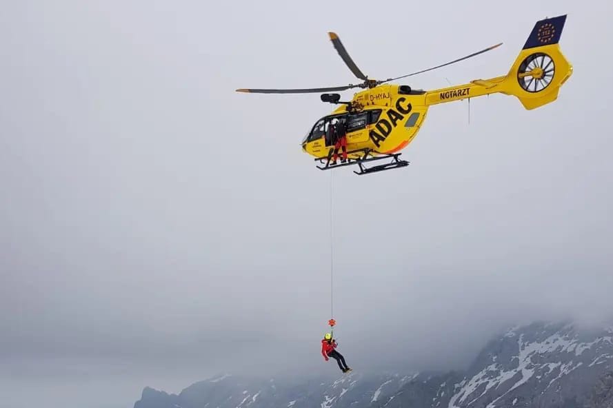 Die Bergwacht im Einsatz an der Zugspitze (Archivbild): Am Freitag starb ein Mensch, elf weitere Bergsteiger mussten in Sicherheit gebracht werden.