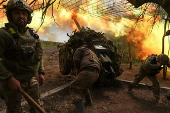 Ukrainische Artillerie: Mit Nadelstichen soll die russische Armee zermürbt werden, sagt Militärexperte Marcus Keupp.