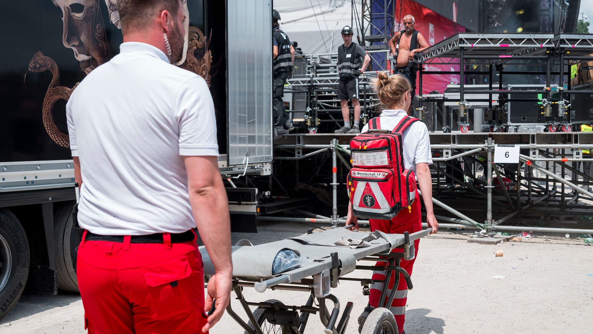 Rettungssanitäter bei "Rock im Park" in Nürnberg: Mehr als 2.200 Einsätze verzeichnen die Helfer vor Ort bislang.