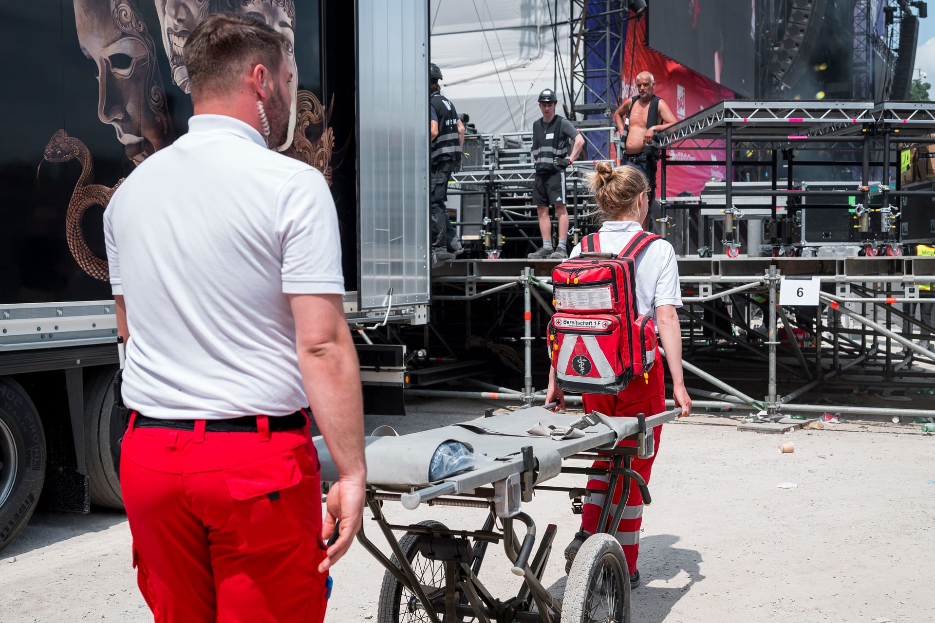 Rettungssanitäter bei "Rock im Park" in Nürnberg: Mehr als 2.200 Einsätze verzeichnen die Helfer vor Ort bislang.