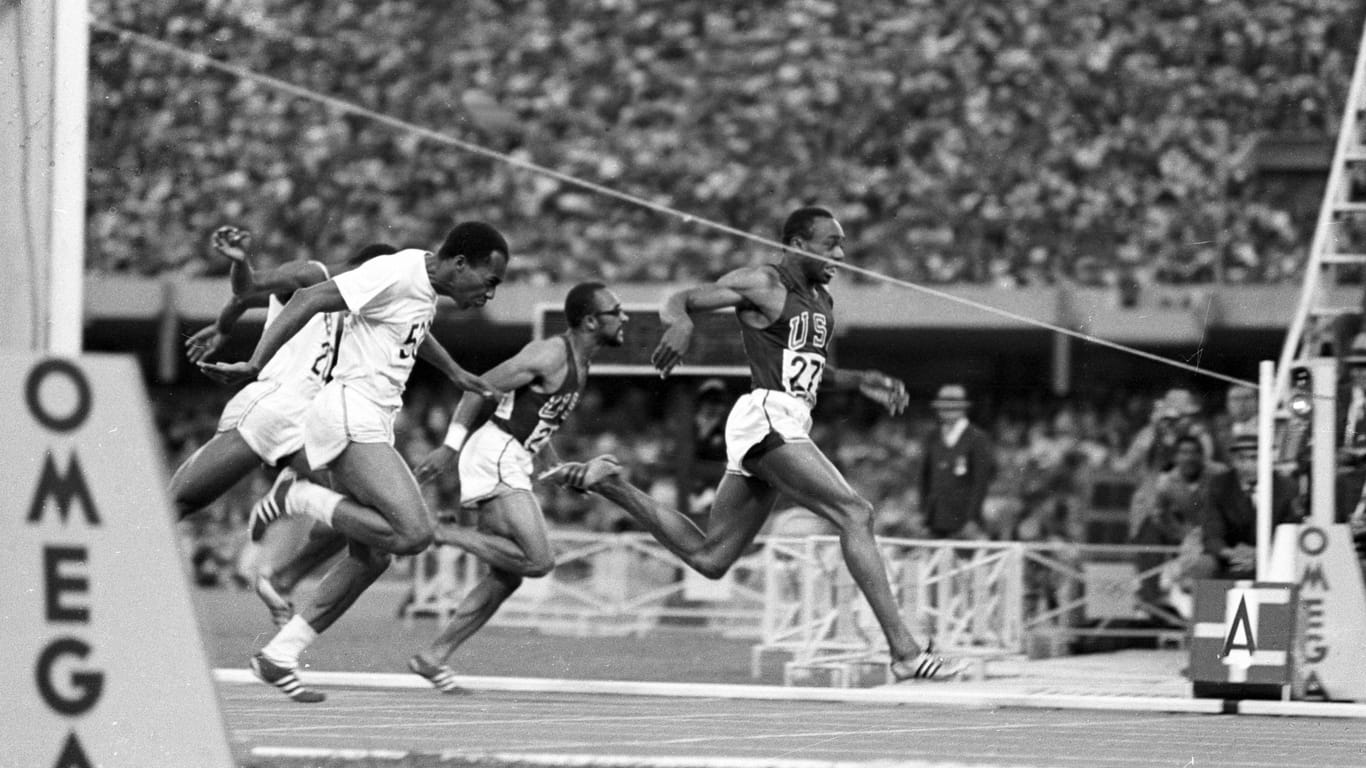 Jim Hines (ganz vorne, rechts): Der Sprinter gewann 1986 die Olympischen Spiele über die 100 Meter.