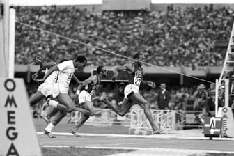 Jim Hines (ganz vorne, rechts): Der Sprinter gewann 1986 die Olympischen Spiele über die 100 Meter.