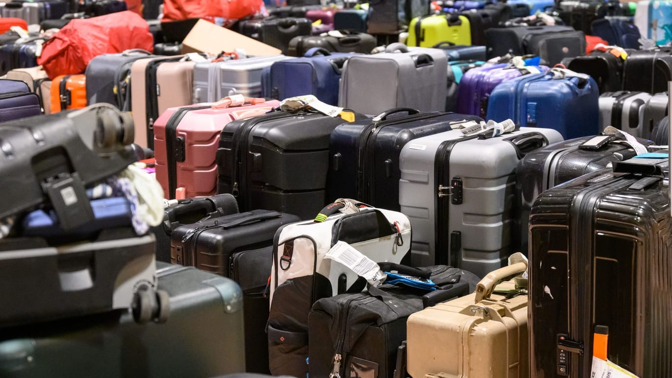 Koffer ohne Ende: Auch am Flughafen Hamburg standen 2022 tausende, herrenlose Koffer irgendwo herum. Ihre Besitzer mussten sie teils wochenlang suchen.