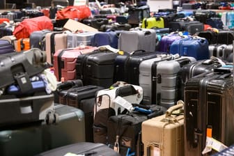 Koffer ohne Ende: Auch am Flughafen Hamburg standen 2022 tausende, herrenlose Koffer irgendwo herum. Ihre Besitzer mussten sie teils wochenlang suchen.