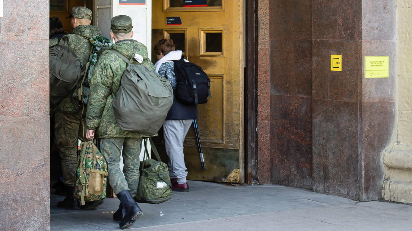 Neue Rekruten betreten den Bahnhof in Moskaus Stadtteil Kazansky im April.