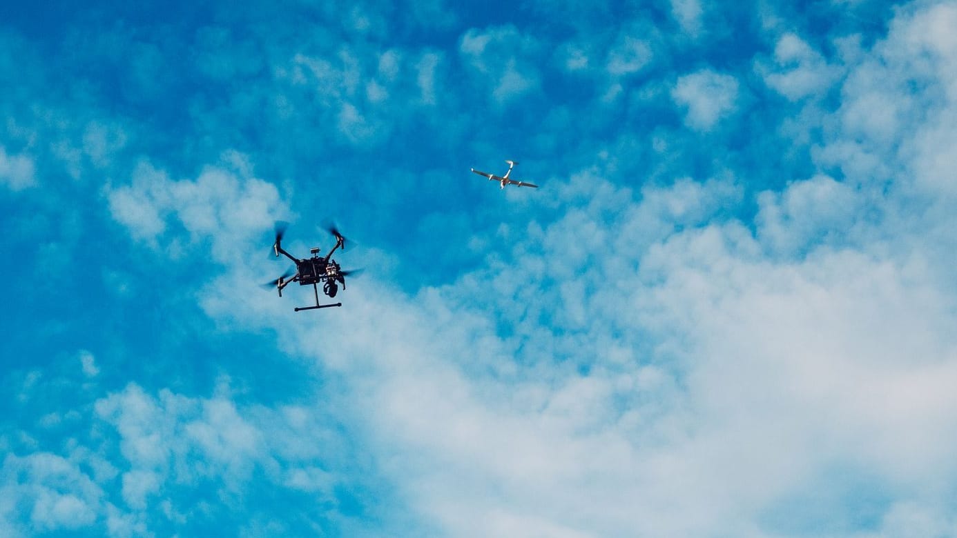 Während die DFKI-Drohne am Boden liegenden Plastikmüll aus geringen Höhen erfasst, überfliegt das Forschungsflugzeug der Jade Hochschule den Strand in Höhen zwischen 150 und 1200 Metern.