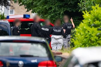 Ermittler der Spurensicherung am Tatort: In dem Einfamilienhaus fanden die Beamten die Leiche einer 44 Jahre alten Frau.