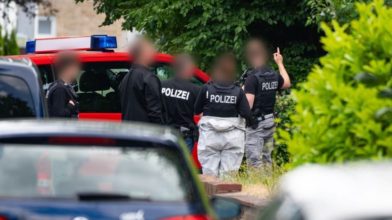 Ermittler der Spurensicherung am Tatort: In dem Einfamilienhaus fanden die Beamten die Leiche einer 44 Jahre alten Frau.