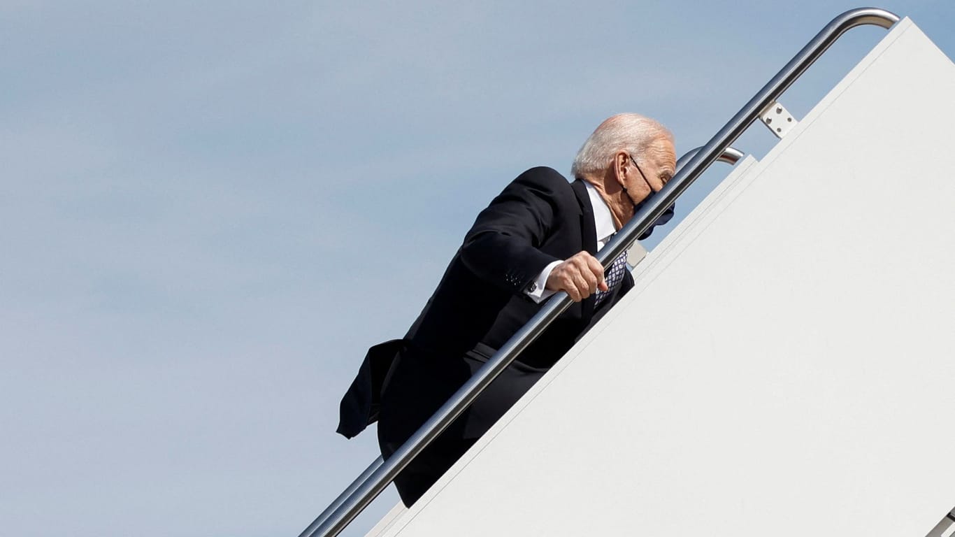 Treppensturz 2021: Joe Biden stolpert, als er die Treppe der Präsidentenmaschine hochgeht.