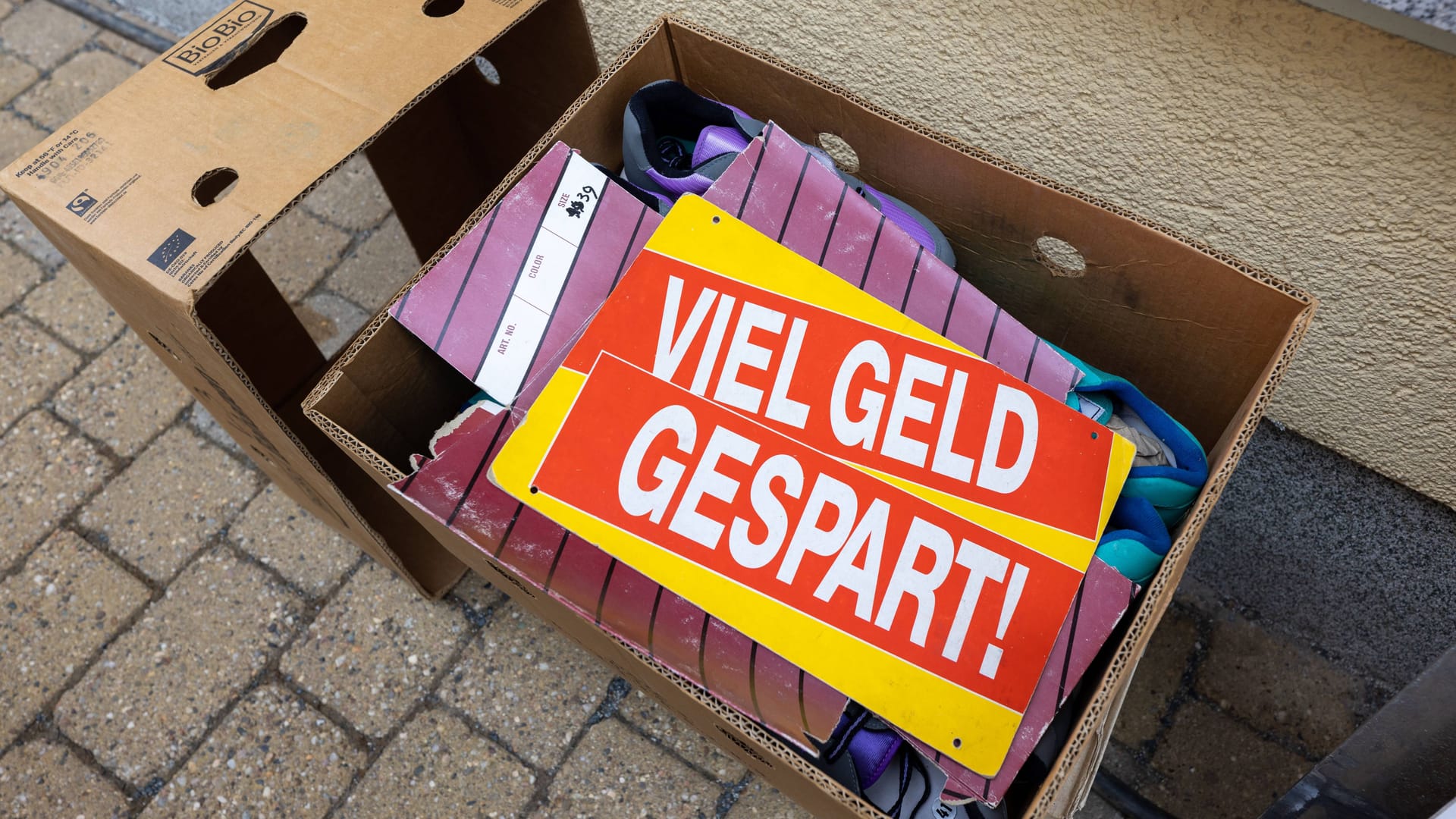 Ein Schild mit der Aufschrift "Viel Geld Gespart": Mit etwas Glück findet sich das ein oder andere Schnäppchen auf den Flohmärkten.