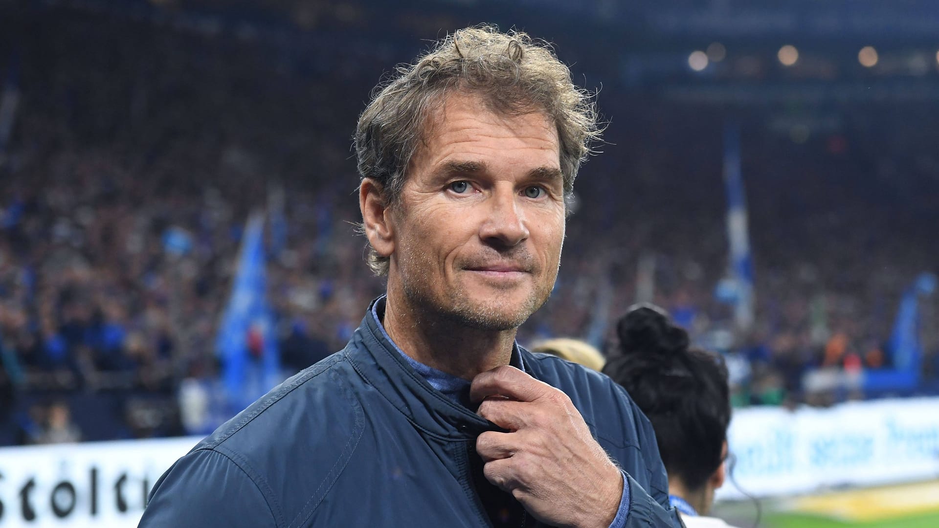 Jens Lehmann am Rande eines Fußballspiels auf Schalke (Archivbild): Er soll die Garage seines Nachbarn mit einer Kettensäge zerstört haben und deshalb nun vor Gericht.