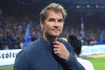 Jens Lehmann am Rande eines Fußballspiels auf Schalke (Archivbild): Er soll die Garage seines Nachbarn mit einer Kettensäge zerstört haben und deshalb nun vor Gericht.