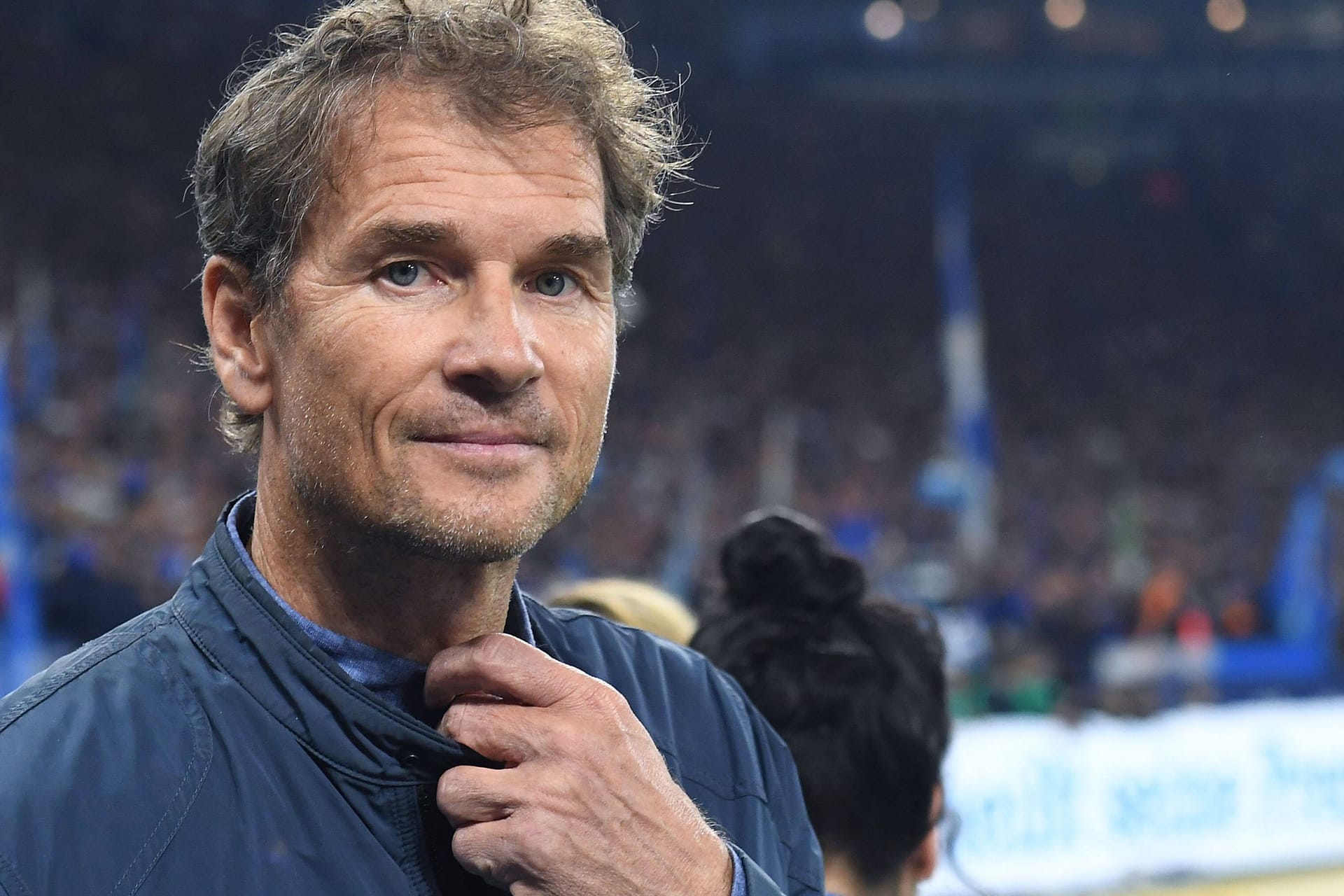 Jens Lehmann am Rande eines Fußballspiels auf Schalke (Archivbild): Er soll die Garage seines Nachbarn mit einer Kettensäge zerstört haben und deshalb nun vor Gericht.