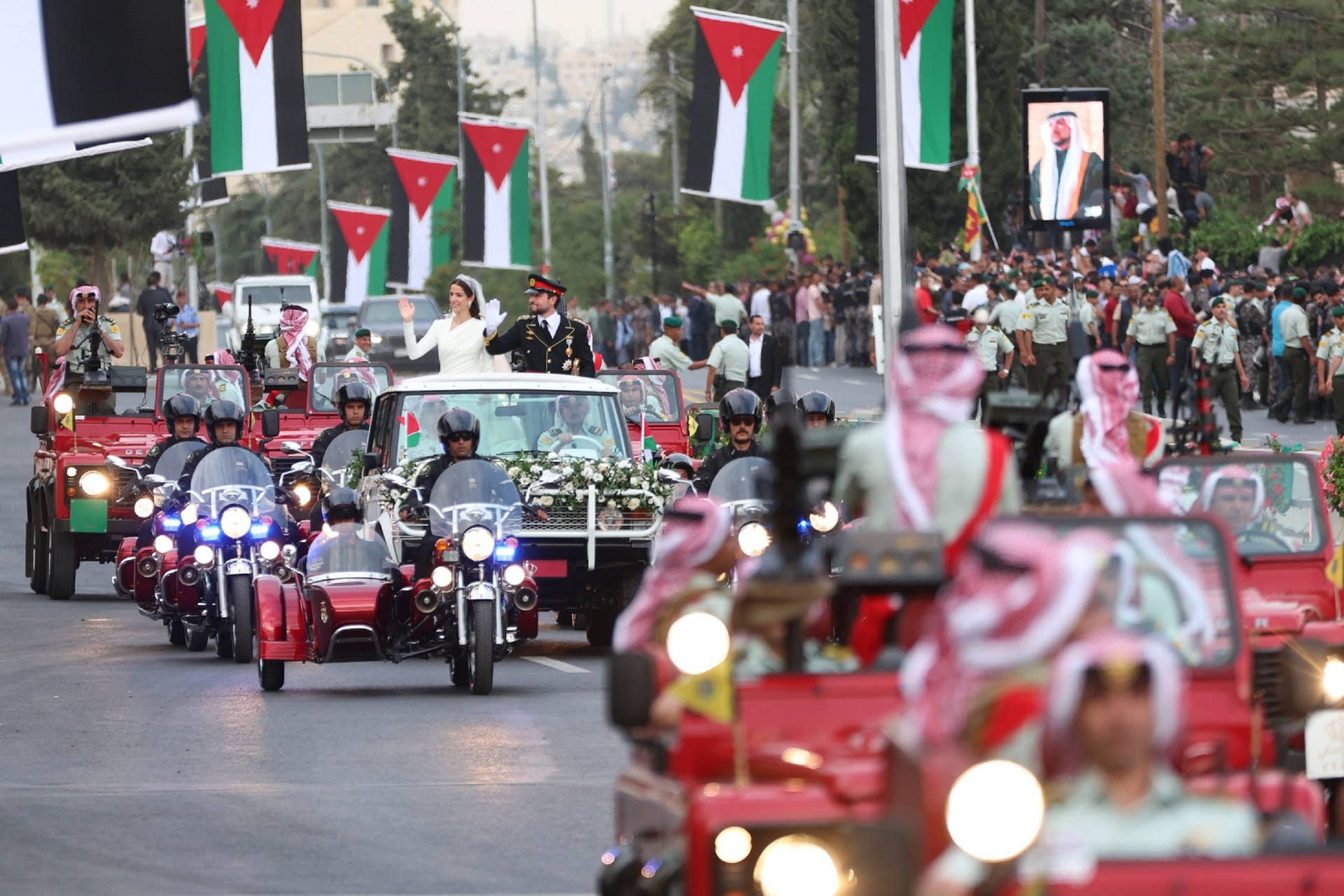 Im Anschluss an die Zeremonie präsentierten sie sich dem jordanischen Volk und ließen sich beglückwünschen.