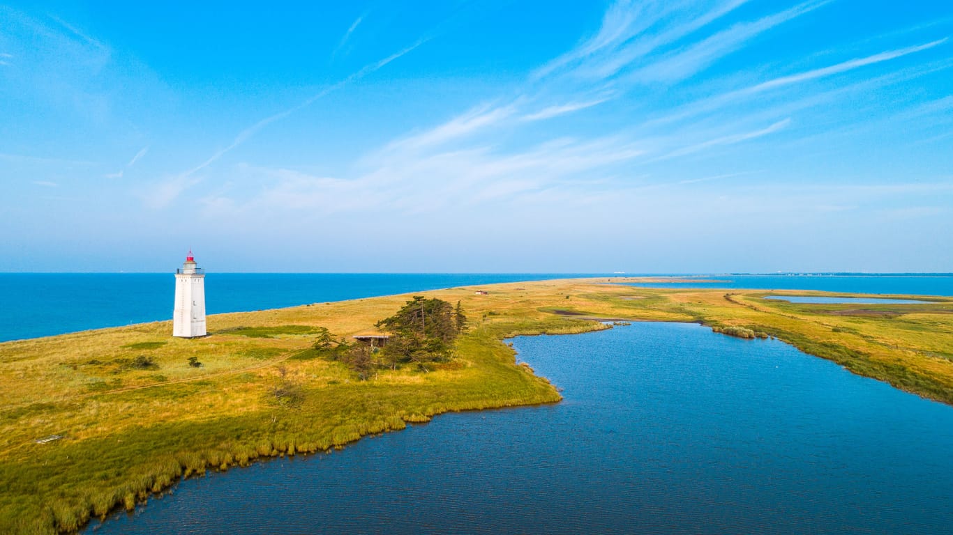 Der Leuchtturm Hyllekrok Fyr auf der Dänischen Insel Lolland: Die Insel bietet viele Sehenswürdigkeiten.