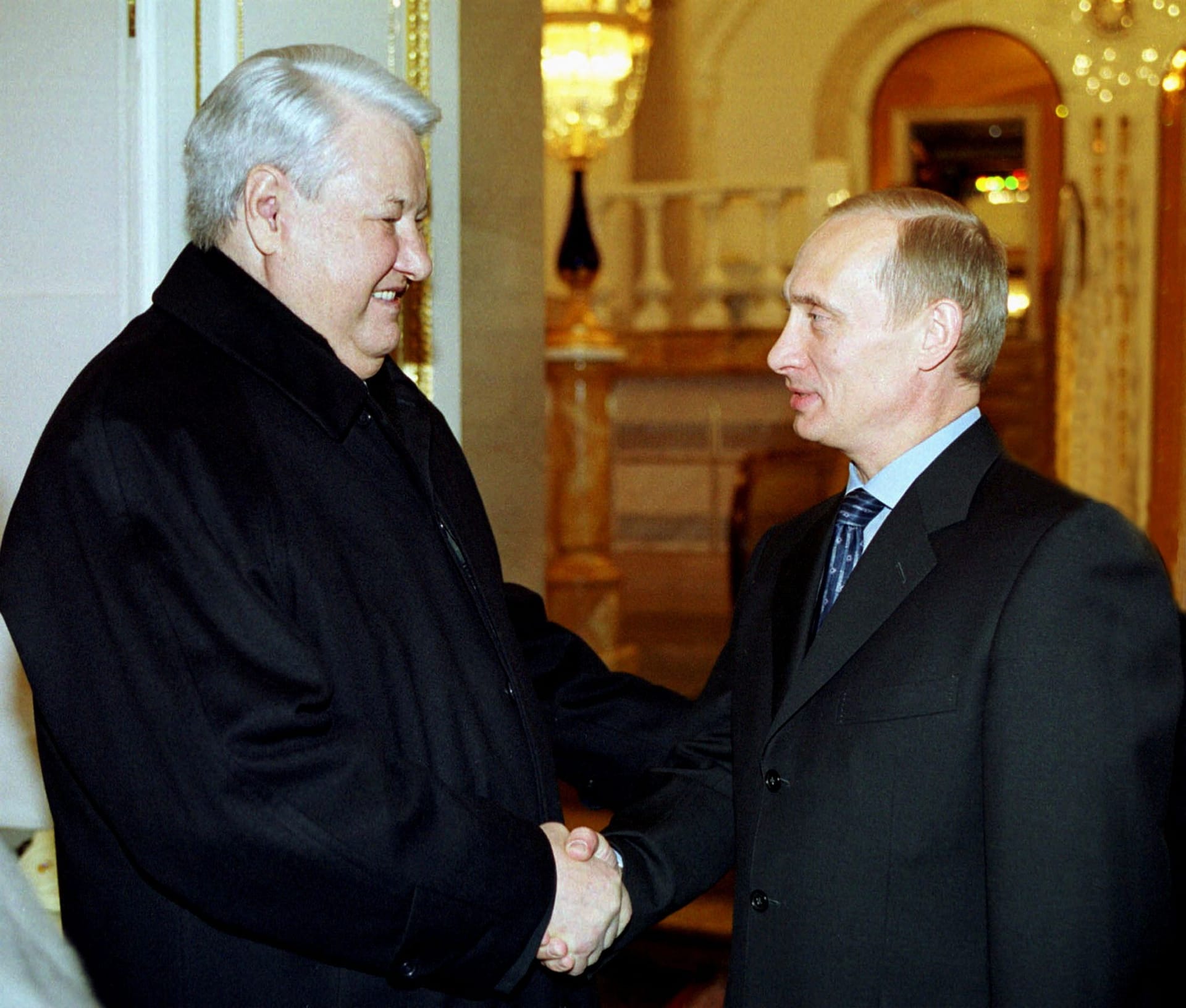 Der frühere Präsident Boris Jelzin (l.) und sein Nachfolger Wladimir Putin bei einem treffen im Kreml in den späten 90er-Jahren. Karaganow beriet beide Politiker.