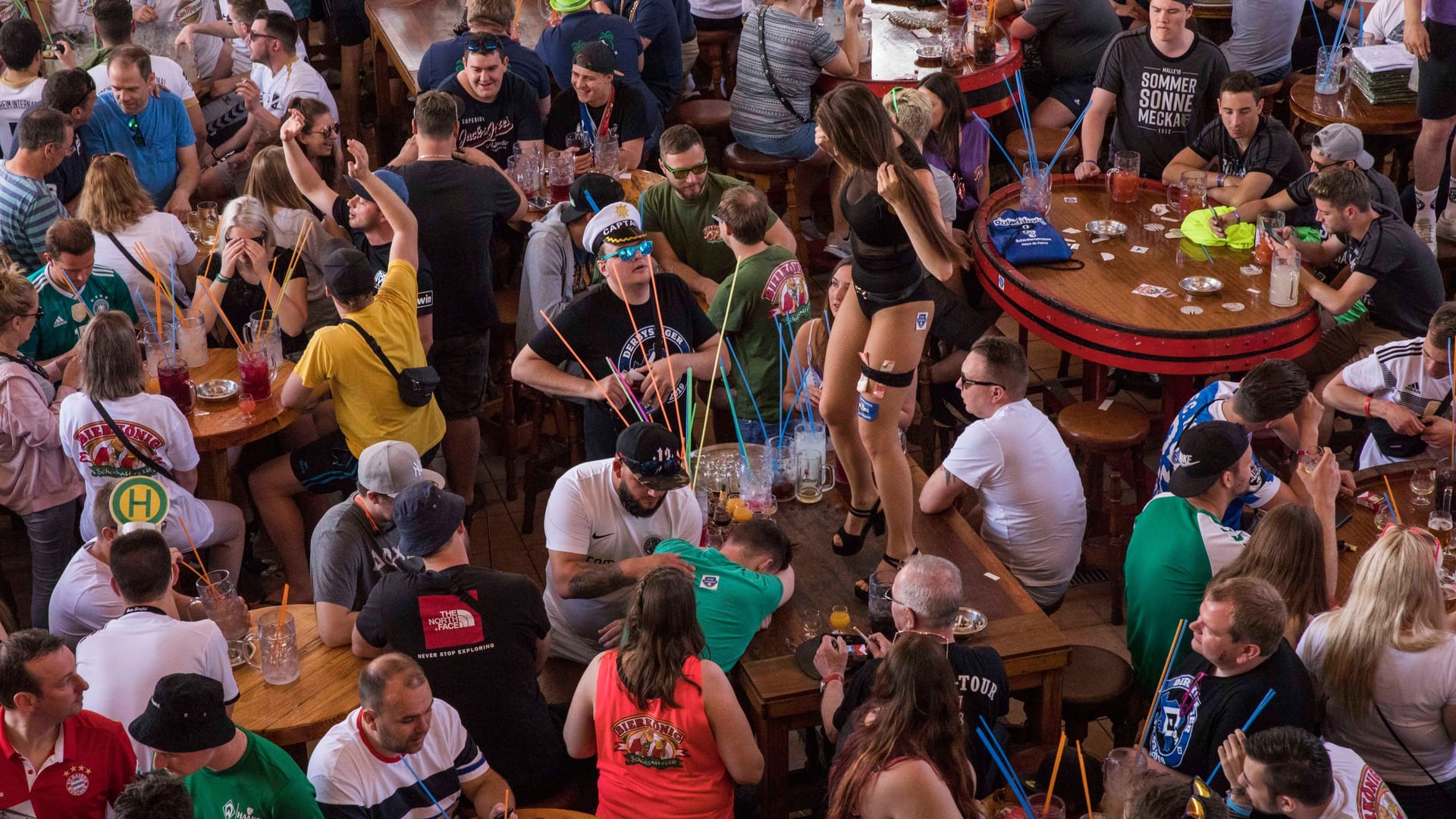 Urlauber im "Bierkönig" auf Mallorca: Alkoholexzesse sind auf der Baleareninsel nicht gerne gesehen. Urlauber im "Bierkönig" auf Mallorca: Alkoholexzesse sind auf der Baleareninsel nicht gerne gesehen.