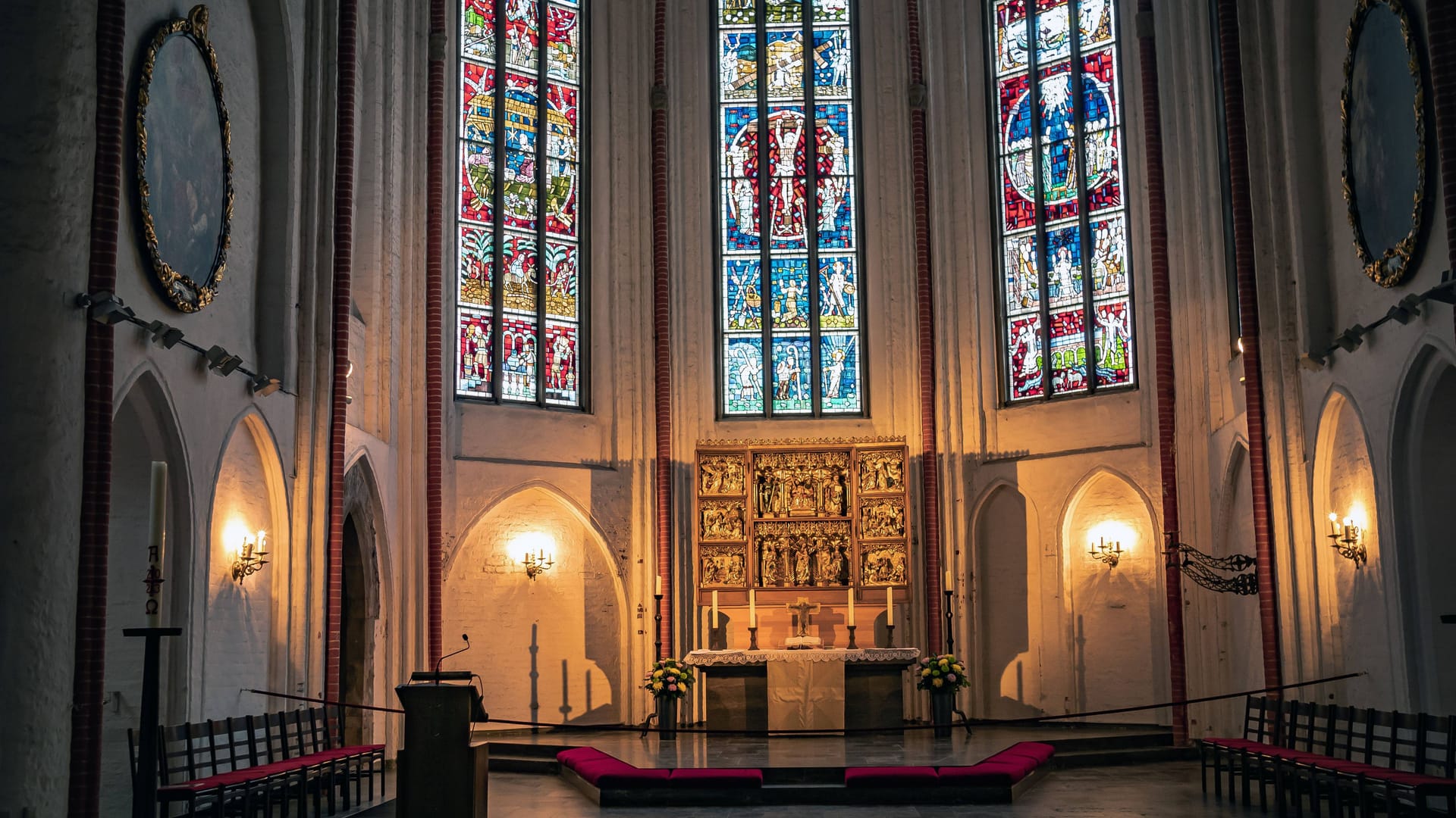 Blick in die Hamburger Hauptkirche St. Petri: Hier wurden mehrere Gemälde und Porträtbilder mit einem scharfen Gegenstand beschädigt. Blick in die Hamburger Hauptkirche St. Petri: Hier wurden mehrere Gemälde und Porträtbilder mit einem scharfen Gegenstand beschädigt.