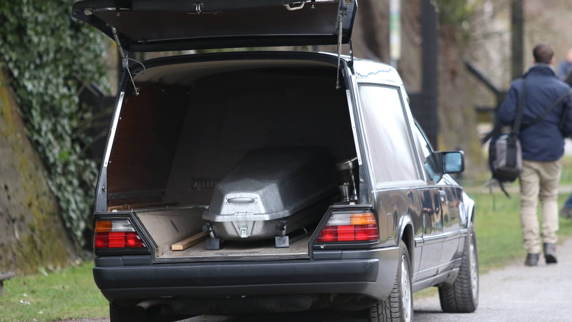 Leichenwagen nach einem Mord: Szene aus einem "Tatort"-Krimi.