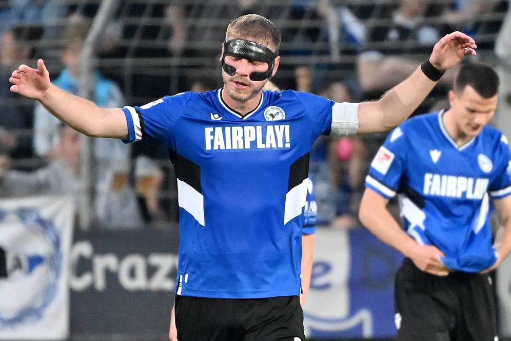 Fabian Klos verzweifelt: Der Bielefelder-Kapitän und seine Mannschaft müssen den Gang in die 3. Liga antreten.