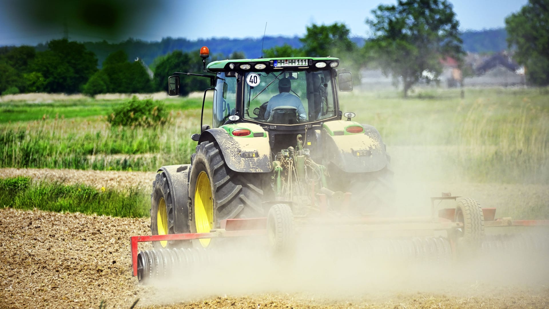 Traktor auf einem Acker in Hamburg (Symbolbild): Immer mehr Bundesländer wollen Landwirte für Grundwasserentnahmen zur Kasse bitten.