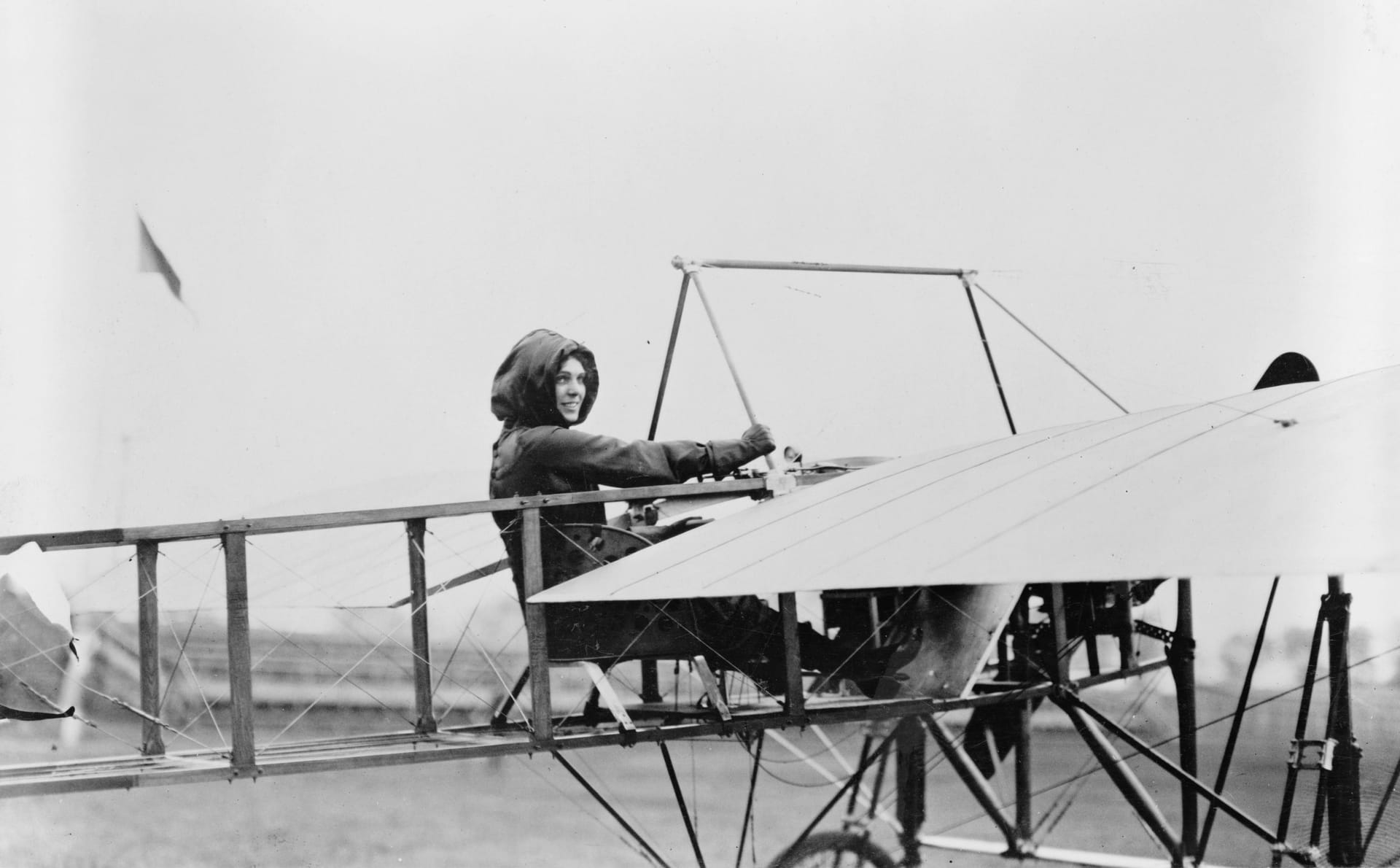 1912: Die tollkühne Frau in ihrer fliegenden Kiste 1912: Die tollkühne Frau in ihrer fliegenden Kiste