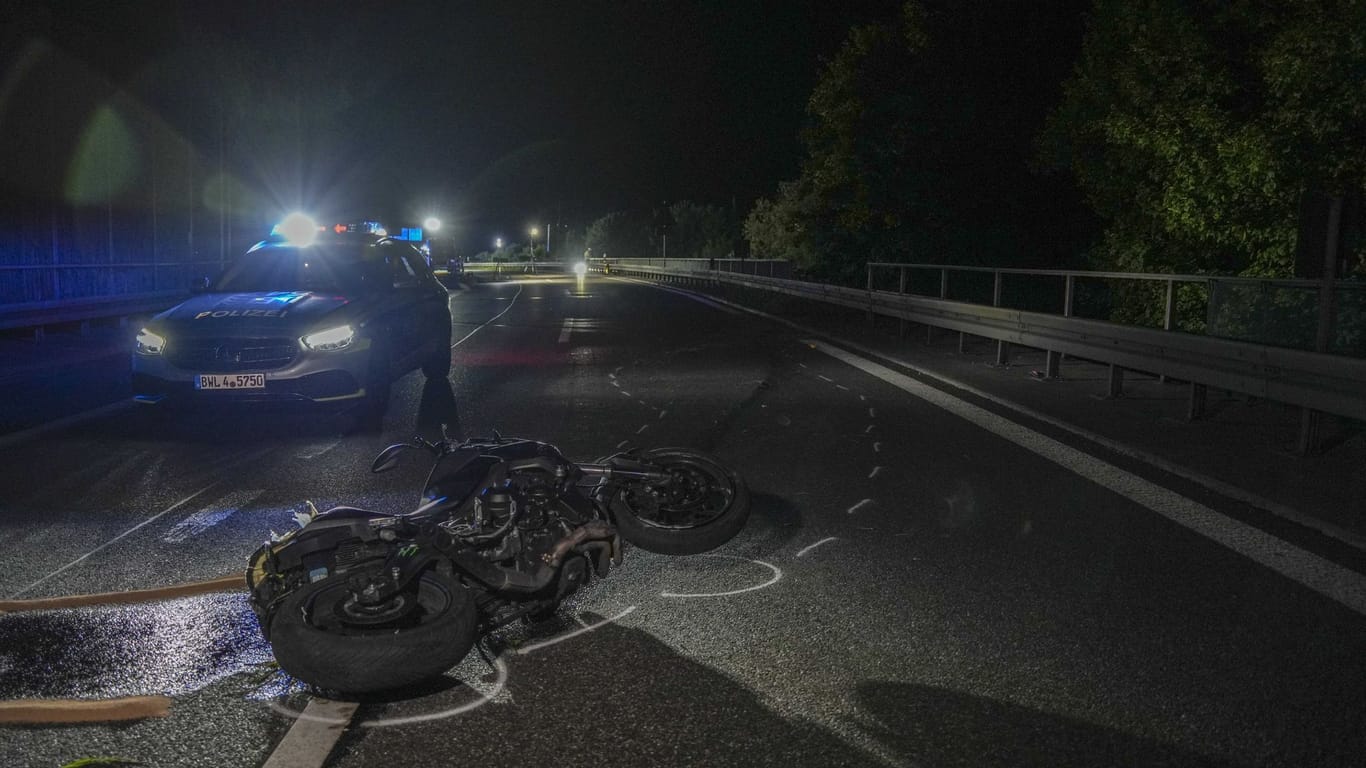 Unglücksbike auf der Autobahn A8 bei Leonberg. Unglücksbike auf der Autobahn A8 bei Leonberg.