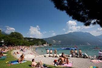 Strand bei Riva del Garda: Mitte Juni war das Baden einige Tage lang verboten. Unter anderem birgt der hohe Pegelstand das Risiko von Verunreinigung.