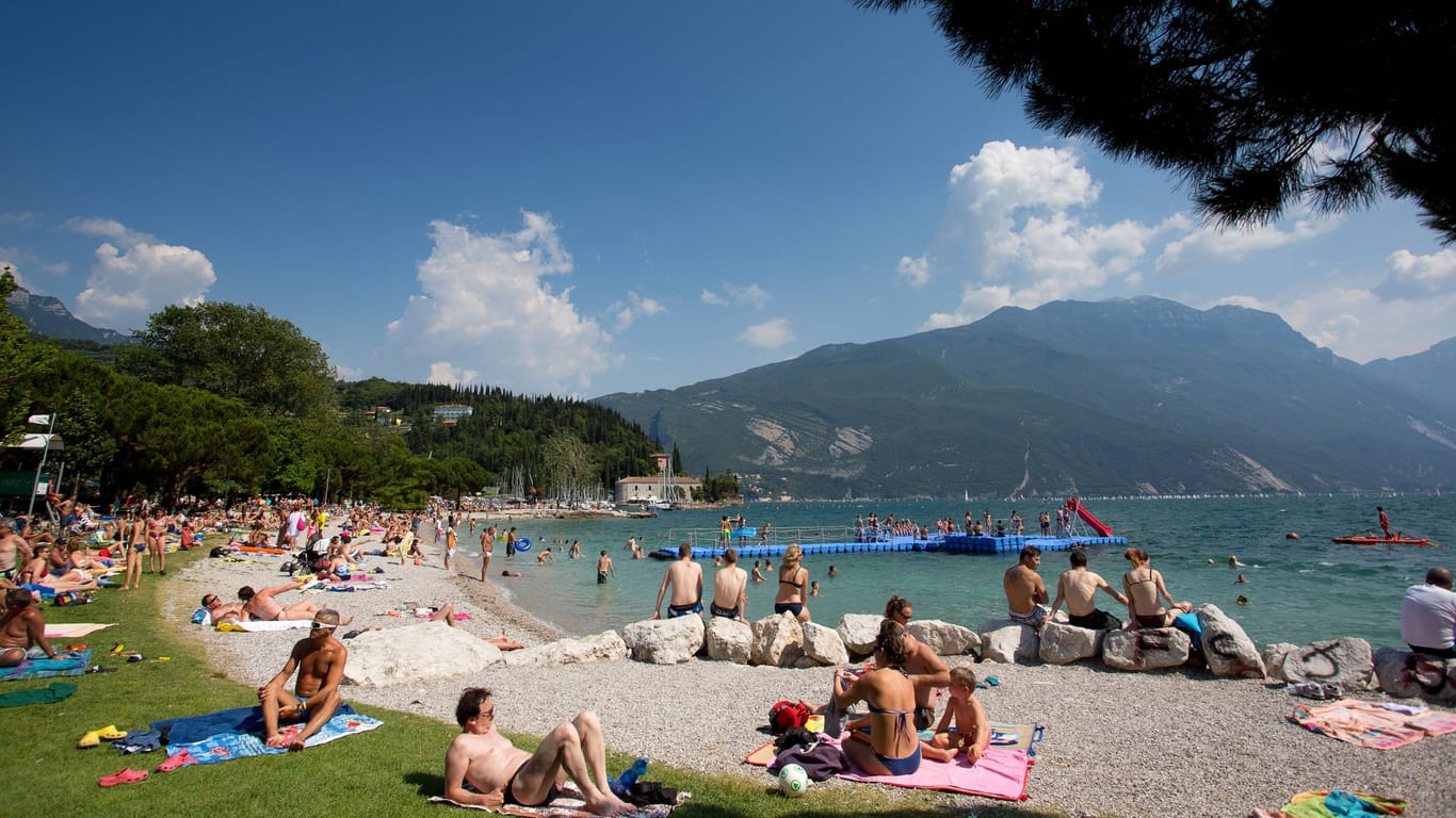 Strand bei Riva del Garda: Mitte Juni war das Baden einige Tage lang verboten. Unter anderem birgt der hohe Pegelstand das Risiko von Verunreinigung.