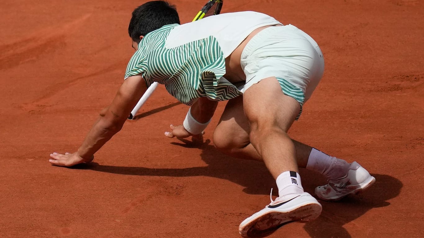 Die Balance verloren: Carlos Alcaraz im Match gegen Novak Djokovic.
