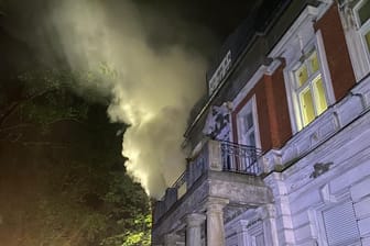 Der Einsatzort: Rauch steigt aus der Villa auf.
