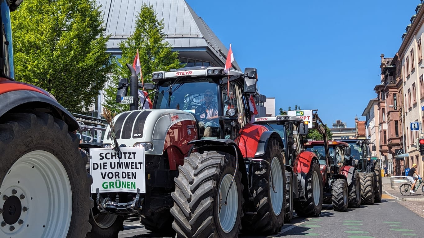 Die Organisatoren haben die Landwirte aus der Region aufgerufen, mit Traktoren und schweren Landmaschinen zur Demonstration zu kommen.